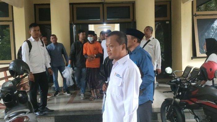 Rektor UTM Madura Prof Dr Safi di depan Gedung Satreskrim Polres Bangkalan menjelang siaran pers oleh Kapolres Bangkalan ungkap kasus pembunuhan mahasiswi, Senin (2/12/2024). Tampak tersangka MMA (21) mengenakan kaus oranye.