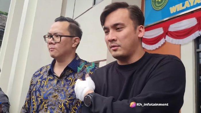 Rendy Kjaernett saat menceritakan kronologi kecelakaan