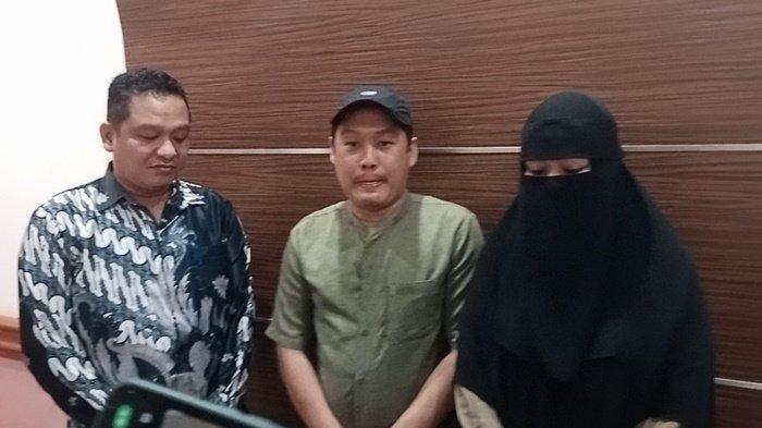 Reza dan istrinya Sinta didampingi kuasa hukumnya memberikan keterangan soal cadar putrinya