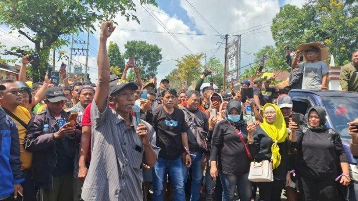 SAMPAIKAN TUNTUTAN - Ribuan pedagang sayur keliling menyampaikan orasi agar segera mencabut gugatan, yang ditujukan kepada beberapa rekan sejawat, di Pengadilan Negeri Magetan, Rabu (5/2/2025) pukul 09.00 WIB. Gugatan yang diajukan menyangkut aktivitas pedagang sayur keliling, dianggap merugikan usaha sekitar.