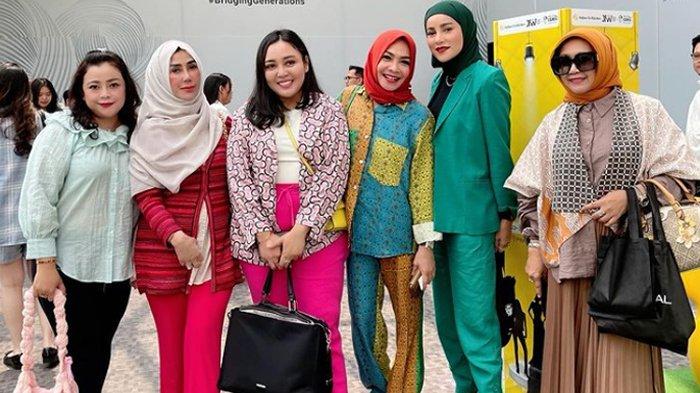 Rieta Amilia datang ke JFW untuk memberi dukungan Nagita Slavina