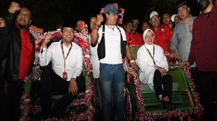 Dengan menaiki becak, bakal pasangan calon Tri Rismaharini-KH Zahrul Azhar Asumta atau Risma-Gus Hans resmi mendaftar sebagai calon gubernur dan wakil gubernur Jawa Timur di KPU Jatim, Kamis (29/8/2024) malam. 