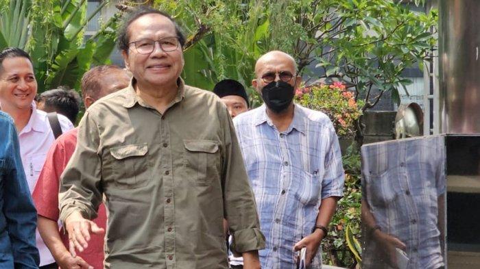 Rizal Ramli (baju hijau) mendatangi gedung Merah Putih Komisi Pemberantasan Korupsi (KPK)