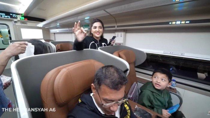 Rombongan Anang dan Ashanty menuju Sragen naik kereta api
