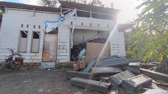  BESI BEKAS - Rongsokan besi selongsong amunisi yang dikumpulkan buruh di sebuah gudang tak jauh dari lokasi peledakan amunisi di Jalan Raya Cibalong, Kabupaten Garut, Jawa Barat. Foto diambil Selasa (13/5/2025) siang.  
 