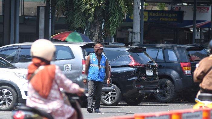 KAWASAN STASIUN KOTA MALANG : Jukir (juru parkir) saat menata kendaraan yang akan parkir dikawasan Stasiun Kota Baru Malang, Sabtu (3/5/2025). Dewan Perwakilan Rakyat Daerah (DPRD) Kota Malang menyoroti Rancangan Peraturan Daerah (Ranperda) Pengelolaan dan Penyelenggaran Perparkiran yang saat ini tengah dalam proses pembahasan dengan Pemerintah Kota Malang.