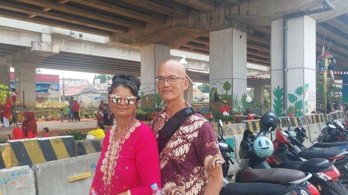 Rudy Brouwer (kanan) berfoto dengan istrinya saat survey untuk mengikuti lomba di Kampung Jagur