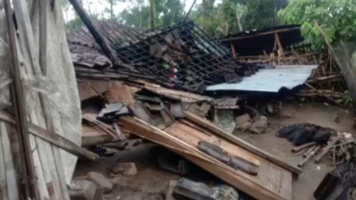 Warga Kediri mengamati hujan es di Plosoklaten