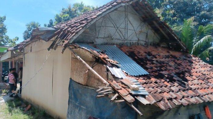 Rumah Umi Kalsum pemulung di Desa Murtajih, Kecamatan Pademawu, Kabupaten Pamekasan