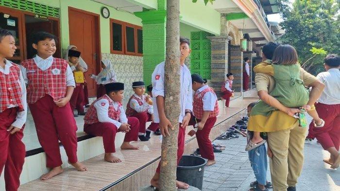 SA dibopong ayahnya SA di sekolah barunya di Gresik, Selasa 3 Oktober 2023