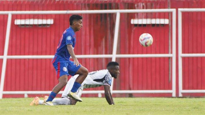 SKOR AKHIR AREMA FC VS BALI UNITED : Pemain Arema FC Salim Akbar (biru) saat memenangi duel dari Privat Mbraga pemain Bali United saat kedua tim bertemu di pekan 21 Liga 1 20242025 di stadion soepriadi Blitar pada Senin (3/2/2025). Dalam pertandingan ini Salim Akbar mencetak satu gol yang membawa Singo Edan menang dengan skor 1-0.