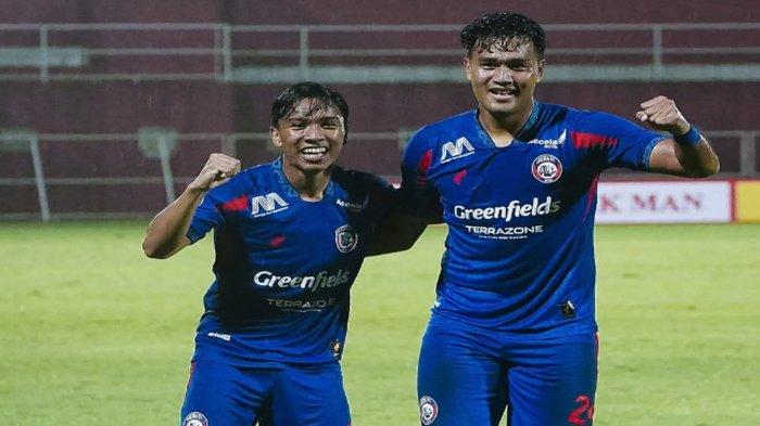 SELEBRASI - Arkhan Fikri dan M Rafli saat melakukan selebrasi usai membobol gawang PSS Sleman di pekan 23 Liga 1 2024/2025. Dalam pertandingan ini Arema FC menang dengan skor 6-2.