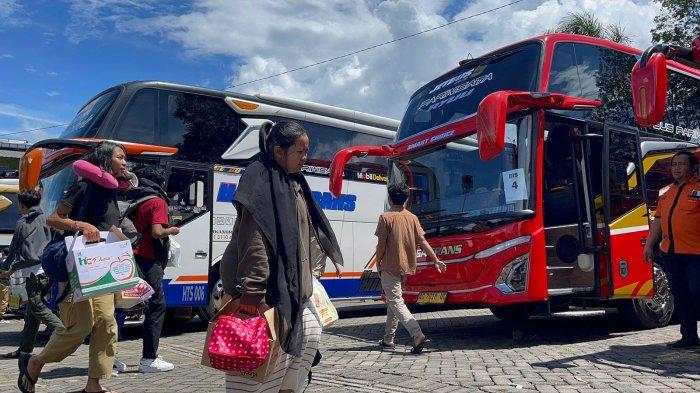 Rombongan pelajar SMK TI Bali Global Badung saat memindahkan barang-barangnya dari bus lama ke armada bus baru di Kota Batu. Rencananya, mereka akan dipulangkan pada Kamis (9/1/2025).