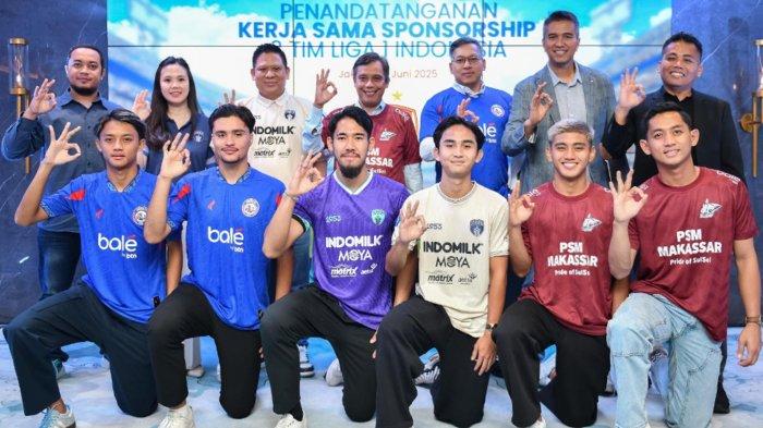 SPONSOR AREMA FC - Dua punggawa Arema FC, Brandon Scheunemann dan Achmad Maulana Syarif (dua kiri dari bawah) bersama beberapa pemain PSM Makassar dan Persita Tangerang serta jajaran direksi Bank BTN saat melakukan foto bersama usai melakukan penandatanganan kerjasama sponsorship untuk musim kompetisi 2025/2026 pada Kamis (12/6/2025).
