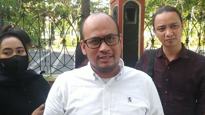 Saat Dimas Yemahura Alfarauq menemani kliennya menjalani pemeriksaan BAP di Gedung Ditreskrimsus Mapolda Jatim