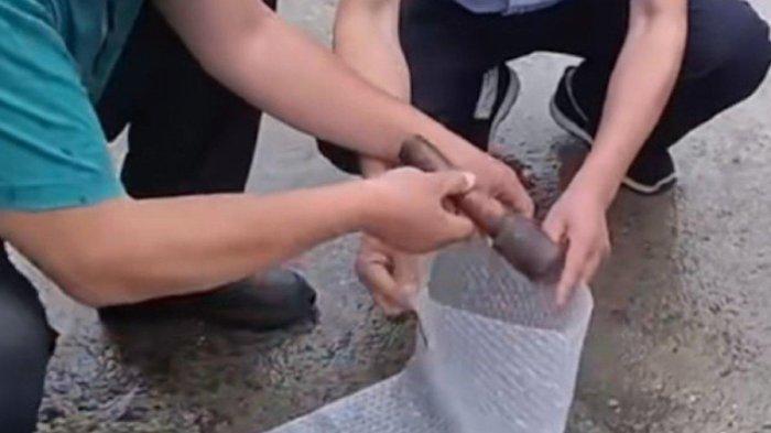 Saat petugas berhasil mengamankan benda yang mirip granat tangan. (Jam Press)