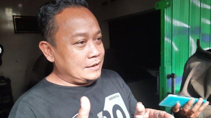  Salah satu anggota keluarga pemilik tanah, Heru Pramudia Wardana (50) saat menceritakan tanah terdampak tol milik keluarganya, Selasa (3/9/2024). (KOMPAS.com/Yustinus Wijaya Kusuma/Dok. BPJT)