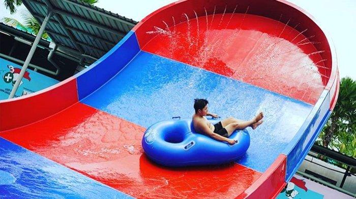 Salah satu wahana papan perosotan di Hawai Waterpark Malang