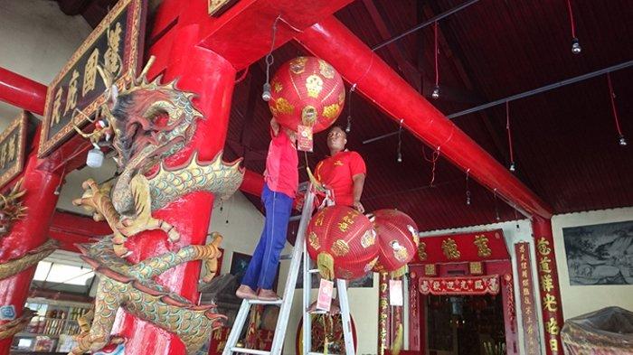 Sambut Tahun Baru Imlek, Klenteng Tjoe Tik Kiong Tulungagung Turunkan Lampion Lama