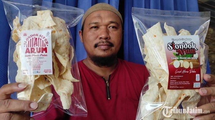 Budi Pramono menunjukkan produk kerupuk slondok yang siap dijual di rumahnya, Kelurahan Turi, Kecamatan Sukorejo, Kota Blitar, Jumat (8/11/2024) dalam artikel berjudul 