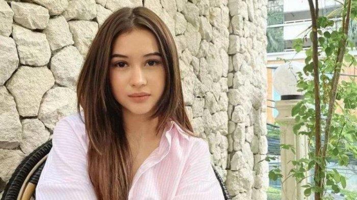 Sandrinna Michelle aktris muda sedang berselisih dengan ibunya