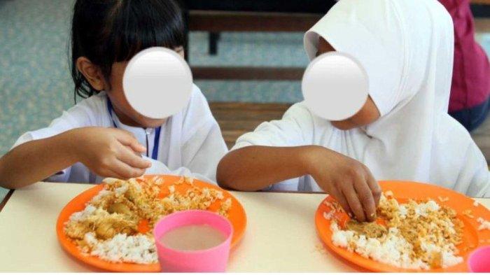Sang istri rela bangun pagi setiap hari untuk membawakan bekal anaknya ke sekolah