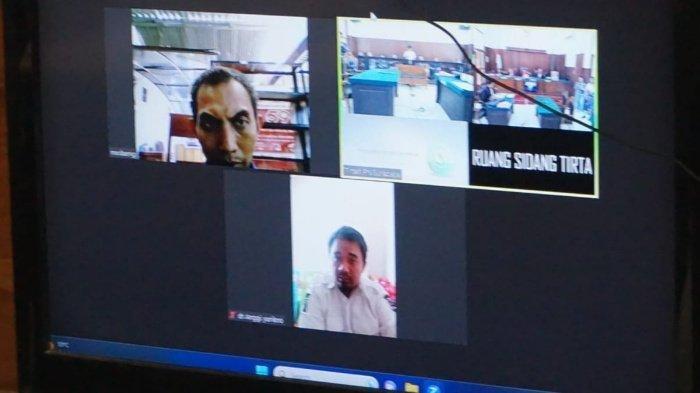 Santoso (atas kiri) menjalani sidang kasus dokter gadungan lulusan SMA