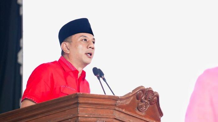BULAN BUNG KARNO : Ketua PA GMNI Jatim, Deni Wicaksono saat memberikan sambutan saat sarasehan memperingati Bulan Bung Karno di Surabaya, Minggu (8/6/2025).