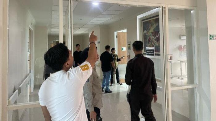 CEK TKP - Satreskrim Polresta Malang Kota saat mendatangi Persada Hospital Kota Malang pada Sabtu (19/4/2025). Selain mencari alat bukti dan petunjuk lainnya seperti rekaman CCTV, juga mengecek TKP kamar rawat inap yang menjadi lokasi diduga terjadinya pelecehan seksual tersebut.