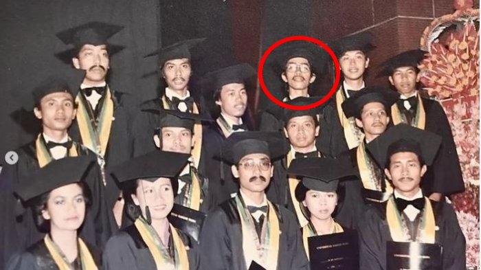 TEMAN ANGKATAN JOKOWI -Presiden Joko Widodo (Jokowi) mengunggah foto momen dirinya saat menjalani wisuda lulus dari di Fakultas Kehutanan, Universitas Gadjah Mada (UGM). Satu lagi teman angkatan Jokowi semasa kuliah di UGM buka suara terkait polemik ijazah palsu.