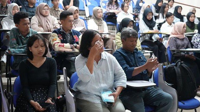 Sebastian dan Imelda mengikuti perkuliahan di UGM gantikan anaknya yang meninggal