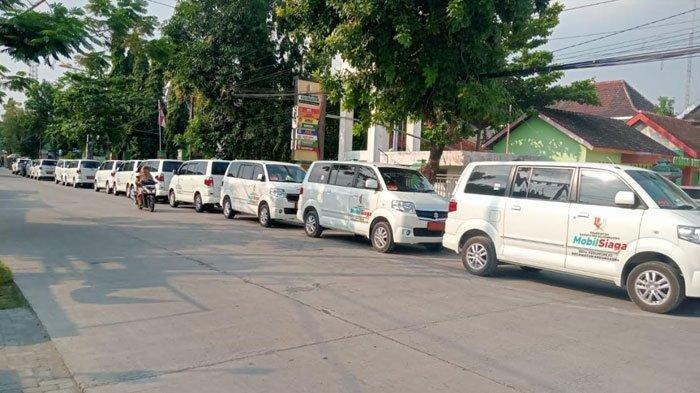 Sejumlah Mobil Siaga diparkir di depan Kantor Kecamatan Kedungadem, Kamis 30 Mei 2024