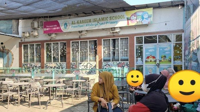 DUGAAN SEKOLAH BODONG - Momen saat orangtua murid datang dan melihat sekolah swasta di Jalan Baru Perjuangan RT 04 RW 11 Marga Mulya, Kecamatan Bekasi Utara, Kota Bekasi pada Senin (16/6/2025) tertutup.