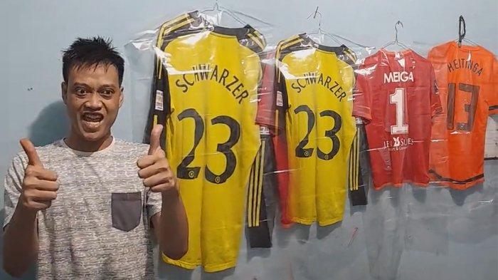 Selain emping, Kurnia Meiga juga sempat menjajakan jersei sepak bola
