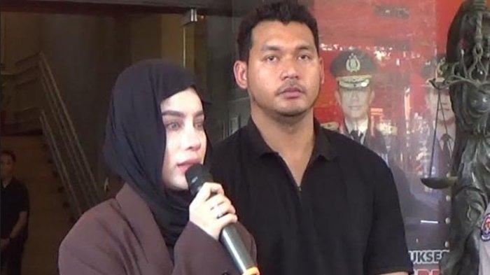Selebgram Malang, Emy Aghnia Punjabi (memegang mik) didampingi suaminya, Reinukky Abidharma (memakai pakaian hitam) saat memberikan keterangan terkait penganiayaan putrinya oleh tersangka IPS dalam konferensi pers yang digelar di Polresta Malang Kota, Sabtu (30/3/2024) lalu.