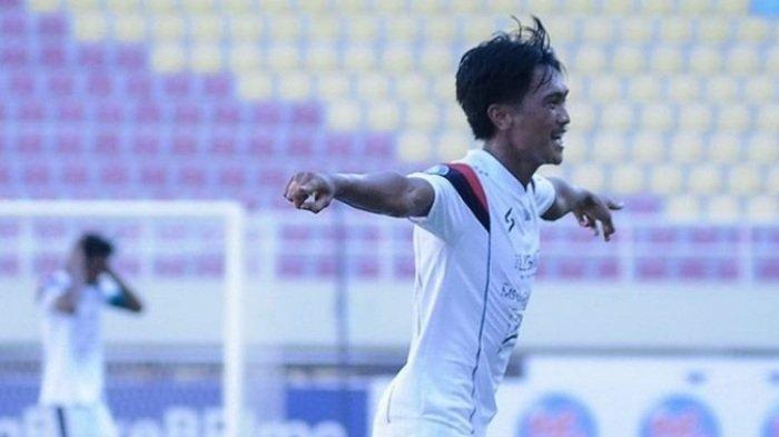 Selebrasi pemain Arema FC, Jayus Hariono, usai menjebol gawang Persita Tangerang, pekan ke-15 Liga 1 2022.