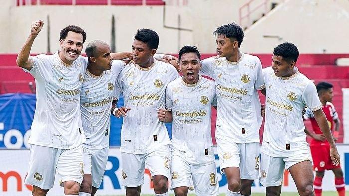 Selebrasi pemain Arema FC saat melawan Barito Putera di Stadion Sultan Agung, Jumat (1/11/2024).