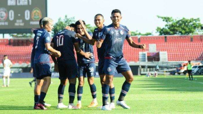 Selebrasi pemain Arema FC saat mengalahkan Persikabo 1-0 pada pekan ke-10 Liga 1 2023.