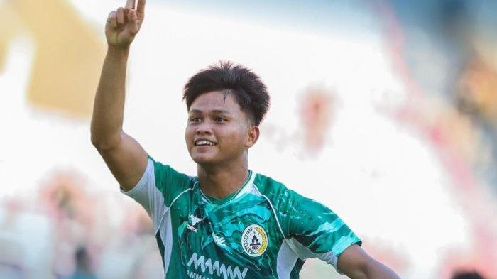 Selebrasi striker PSS Sleman, Hokky Caraka, saat mengalahkan Arema FC di Stadion Manahan, Solo, Jumat (20/9/2024).