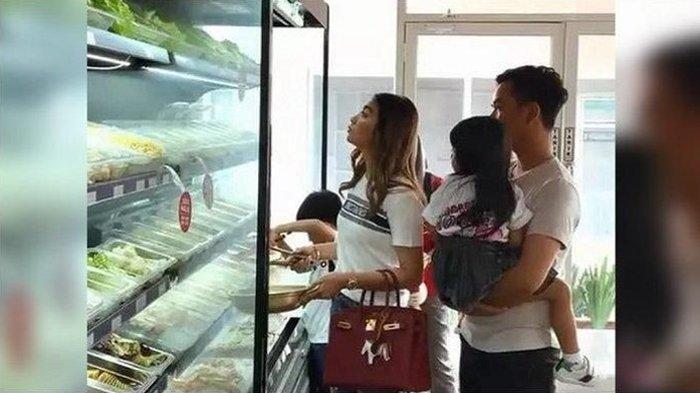 Selvi Ananda dan Gibran Rakabuming memilih menu makanan