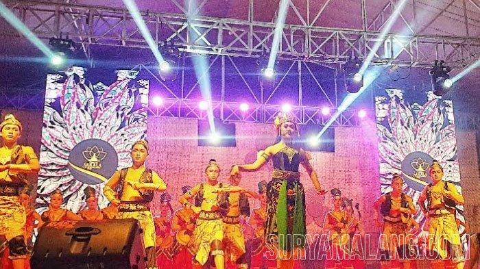 Pementasan Sendratari Kolosal diperankan pelajar SMAN 1 Ngoro dan SMPN 1 Gondang, di acara Gaung Sakala Bhumi Majapahit 