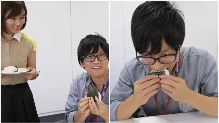 Seorang pria mencoba onigiri rasa ketiak basah dijual Rp 150 ribu