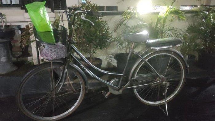 Sepeda angin/onthel yang dipakai KOH, bocah kelas IV SD di Gentan, Baki, Sukoharjo untuk mencari ibunya di Karanganyar, Jawa Tengah. (Istimewa/ Dok Humas Polres Karanganyar)