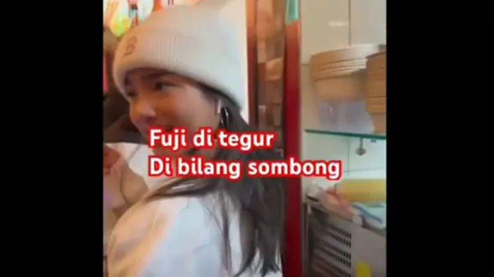 Sikap Pasrah Fuji Ditegur Ibu-ibu Diingatkan Agar Tidak Sombong, Dipuji Karena Kesabarannya