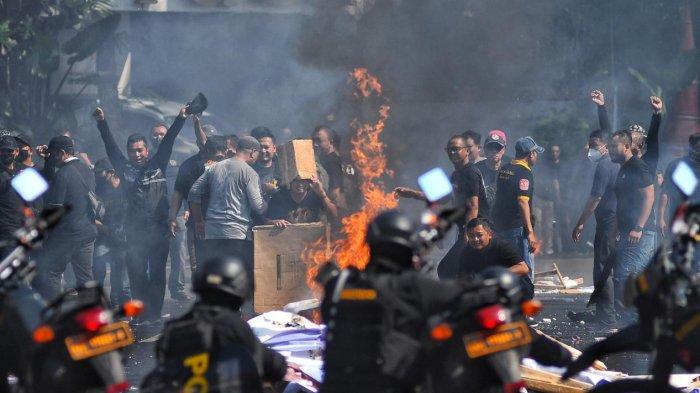 Petugas gabungan dari unsur TNI dan Polri melakukan Simulasi Sistem Pengamanan Kota (Sispamkota) untuk Pilwali Kota Malang 2024 di Balai Kota Malang, Rabu (12/6/2024).