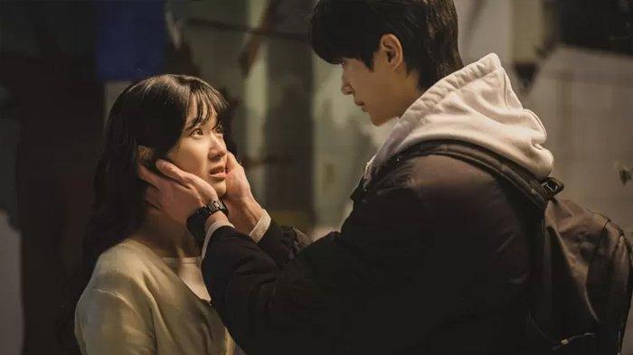 Sinopsis Drama Korea Lovely Runner Episode 10: Sung Jae Memahami Alasan Im Sol Ingin Menjauh