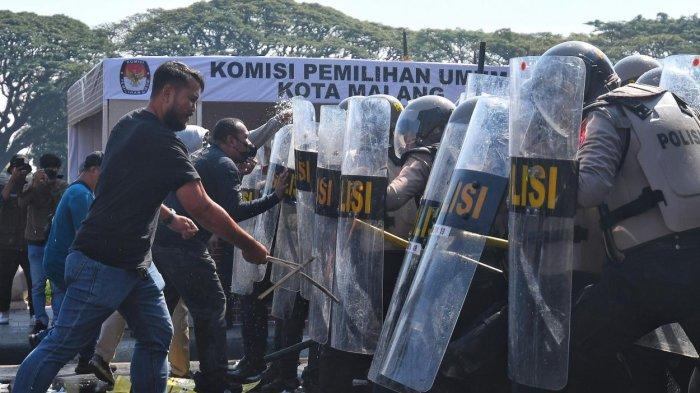 Petugas gabungan dari unsur TNI dan Polri melakukan Simulasi Sistem Pengamanan Kota (Sispamkota) untuk Pilwali Kota Malang 2024 di Balai Kota Malang, Rabu (12/6/2024).