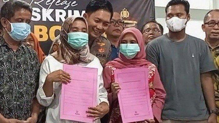 Siti Mauliah (kiri), Dian (kanan) membawa map merah, kedua ibu dari bayi tertukar di Bogor