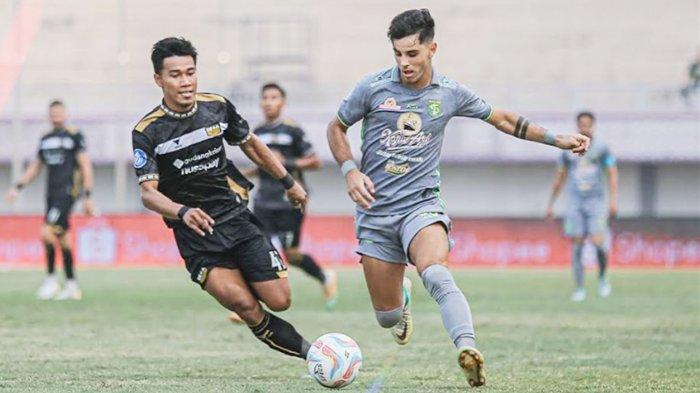 Pemain asing Persebaya, Bruno Moreira (kanan) berduel dengan pemain Dewa United di Stadion Indomilk Arena, Tangerang, Sabtu (30/9/2023) sore ini.Skor akhir Dewa United Vs Persebaya adalah 1-1