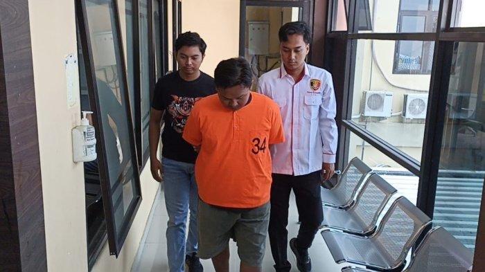 Sosok MM saat akan dibawa ke tahanan MI tempatnya kerja meminta maaf